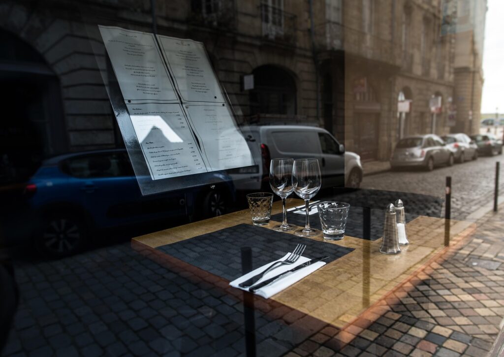 Carte dans la vitrine d'un restaurant à Bordeaux