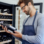 Comment choisir une cave à vin de vieillissement adaptée à sa collection de bouteilles ?